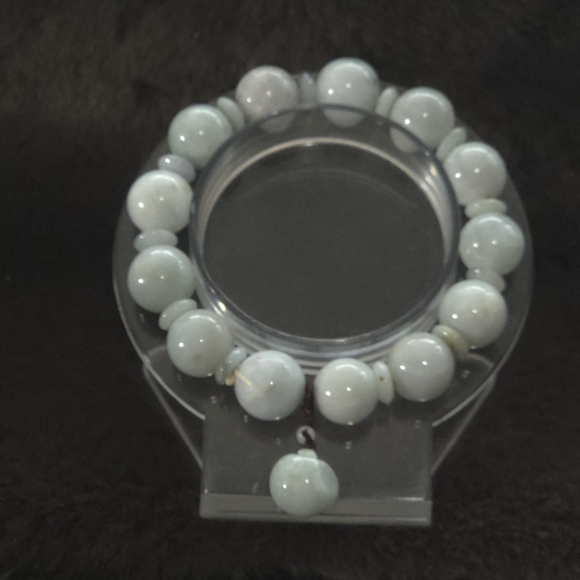 Elegant Jade Beaded Bracelet - Picture 4 of 5